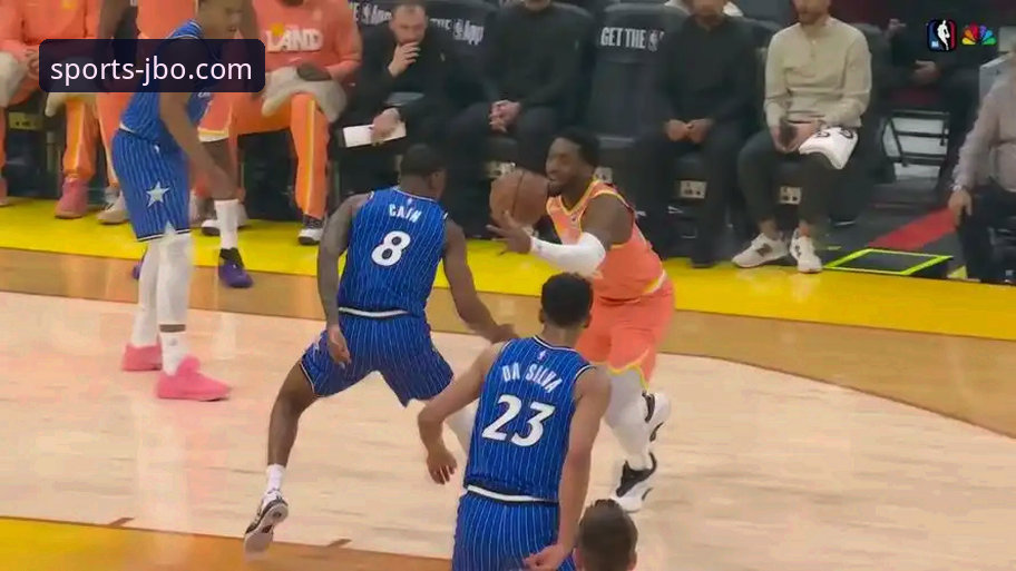 NBA常规赛最新动态：骑士主场险胜魔术，米切尔42分闪耀全场